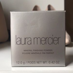 Laura Mercier MINERAL FINISHING POWDER